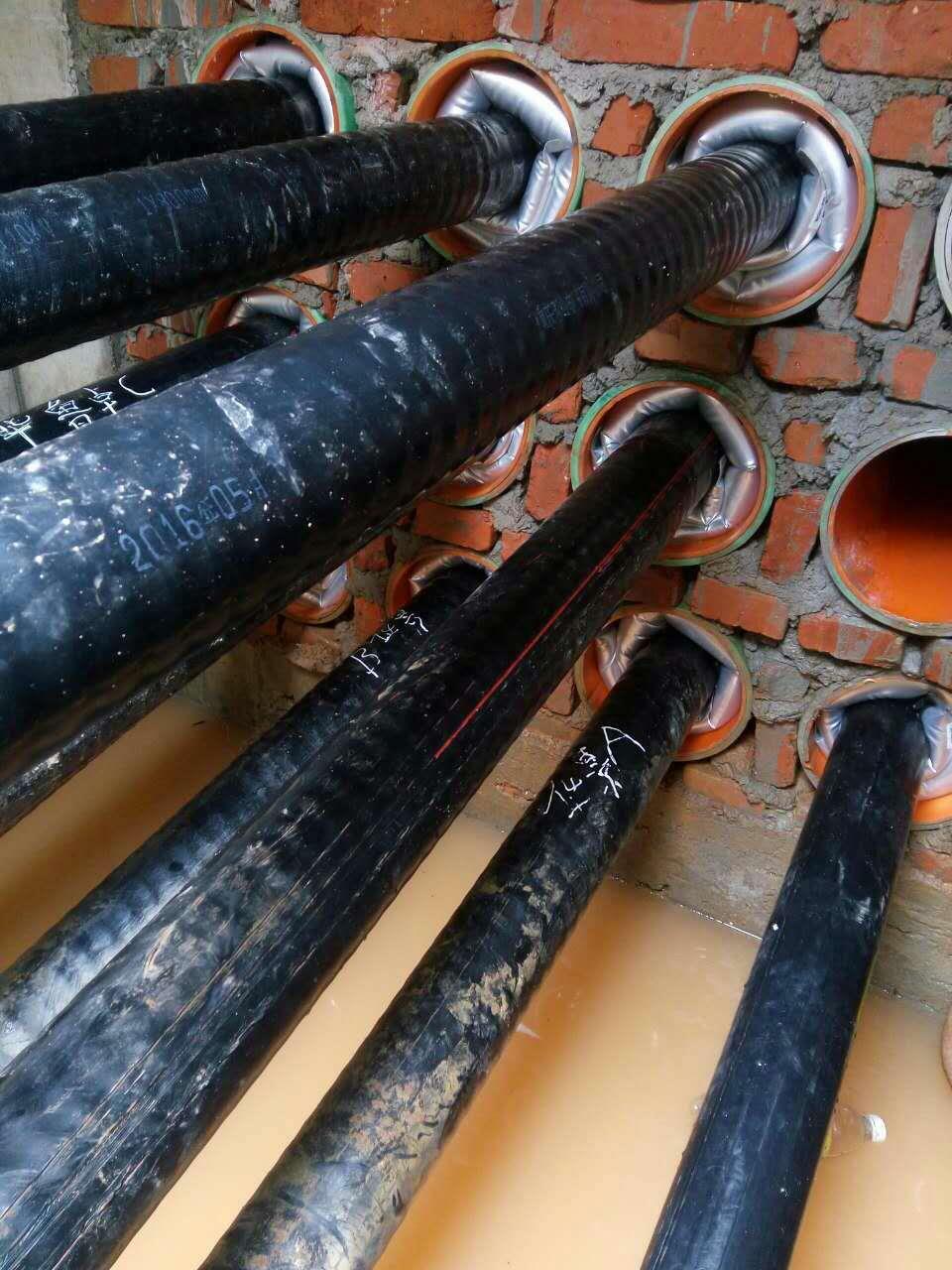 圍觀城市遇大雨時充氣囊在電力搶修中的快速應用