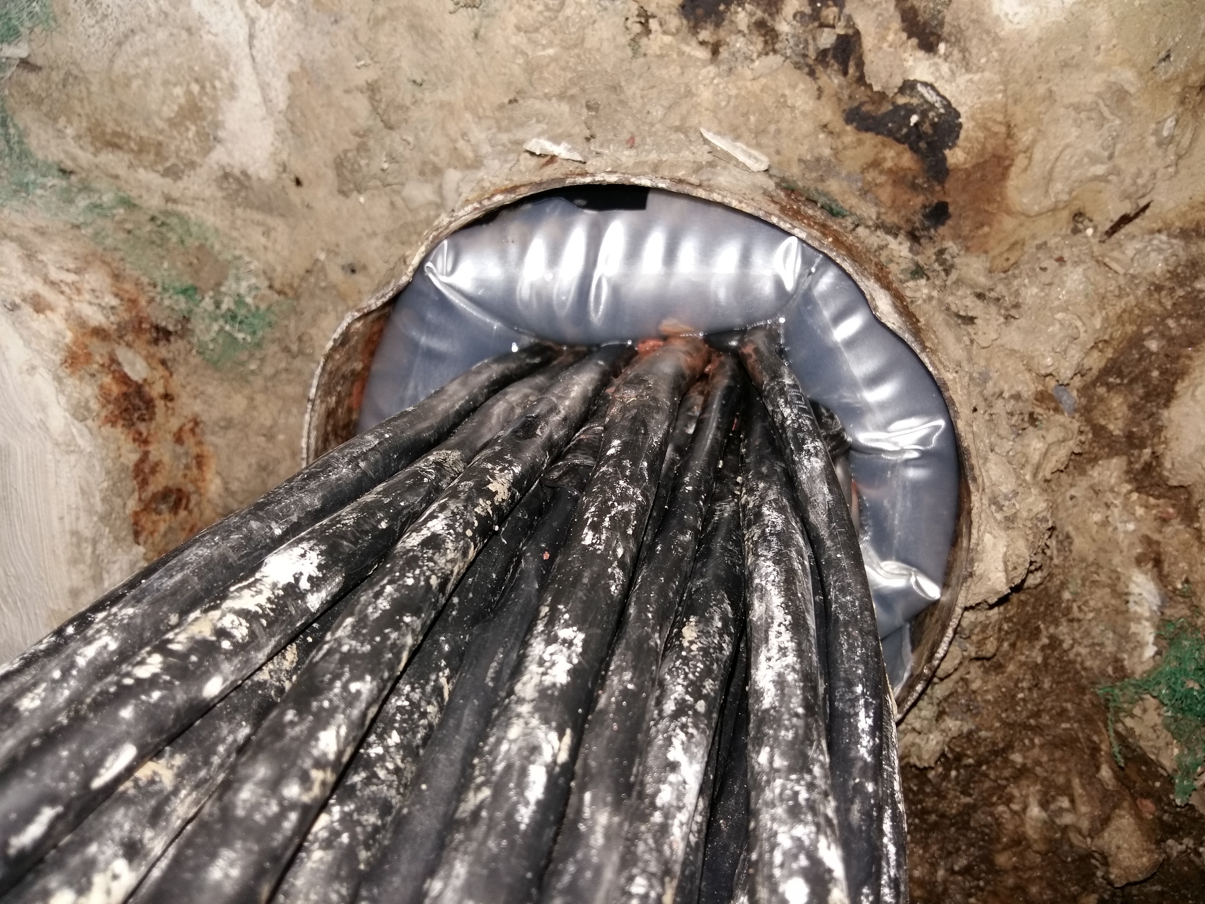 多根電纜穿一根保護管時間隙怎么防漏堵滲